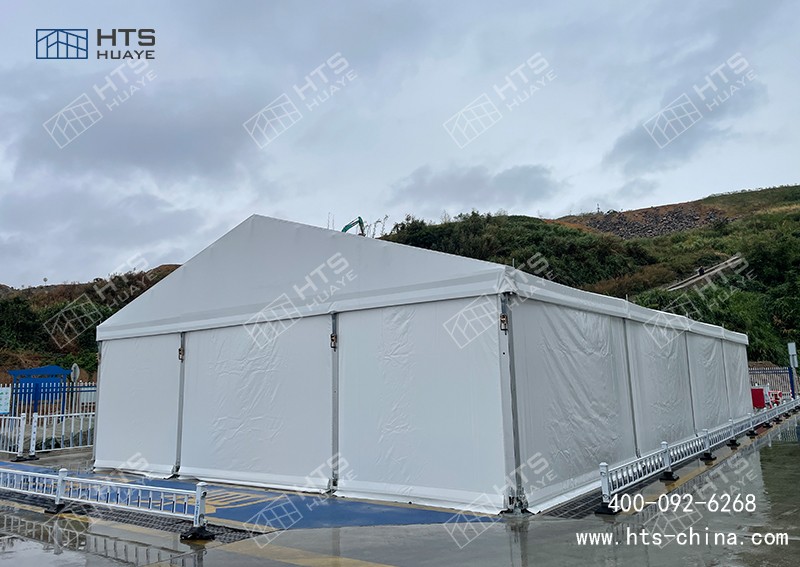 這座工業鋁合金篷房用作倉儲，因為沿?？癸L11級